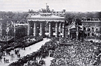 07-Gruenderzeit-Brandenburger Tor (1871).jpg
